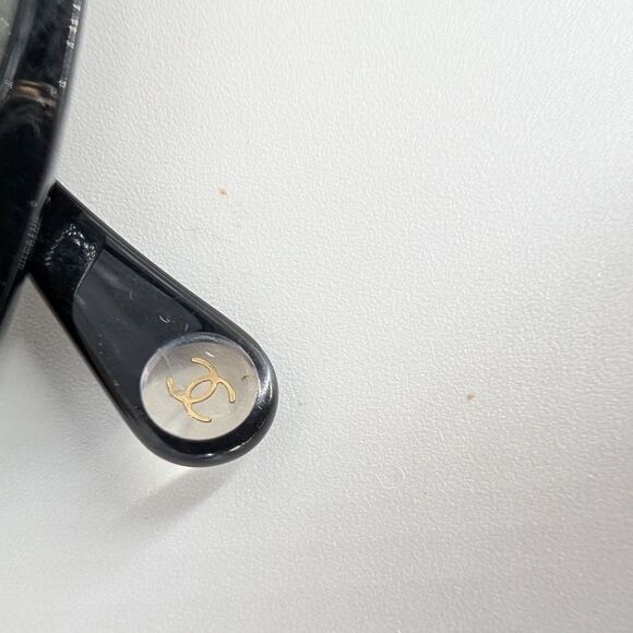 CHANEL Elegant Black Sunglasses - Picture 3 of 7